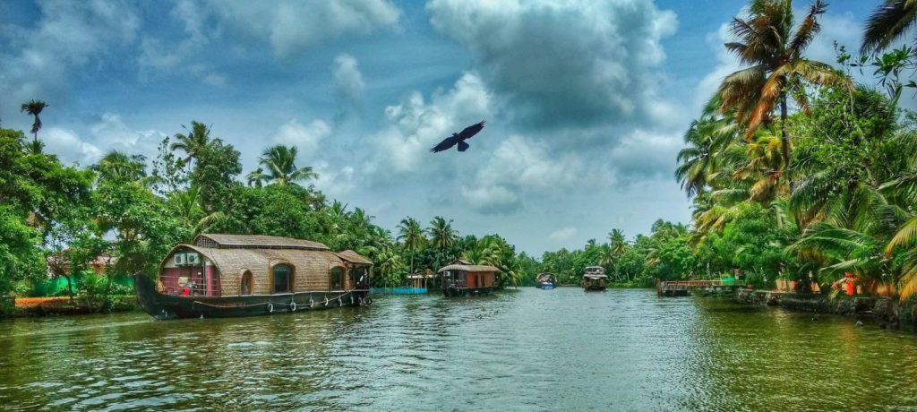 How many days are ideal for a vacation in Kerala